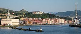 Panorámica de la ría del Ibaizábal-Nervión y los barrios de Axpe, Altzaga y Arriaga, con sus astilleros, en Erandio