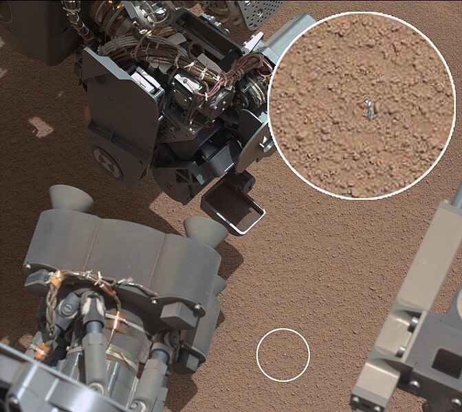 Archivo:PIA16225-MarsCuriosityRover-ScooperTest&MysteryObject-20121008a.jpg