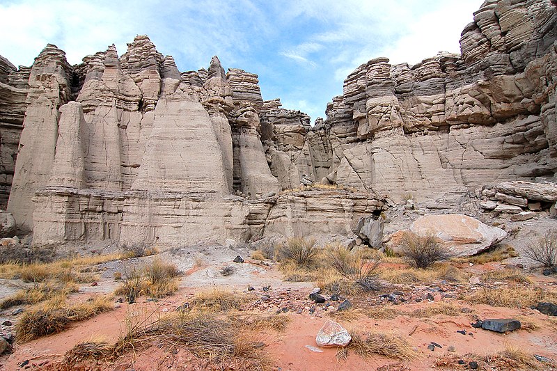 Archivo:Plaza Blanca cliffs, NM.jpg