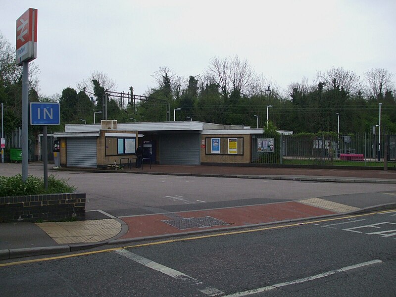 File:Purfleet station building.JPG