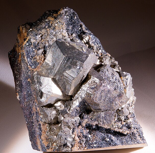 File:Pyrite macle.jpg