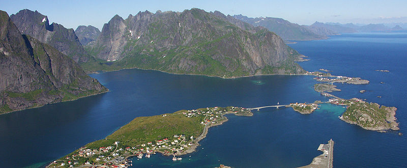 Archivo:Reine frå Reinebringen crop.jpg