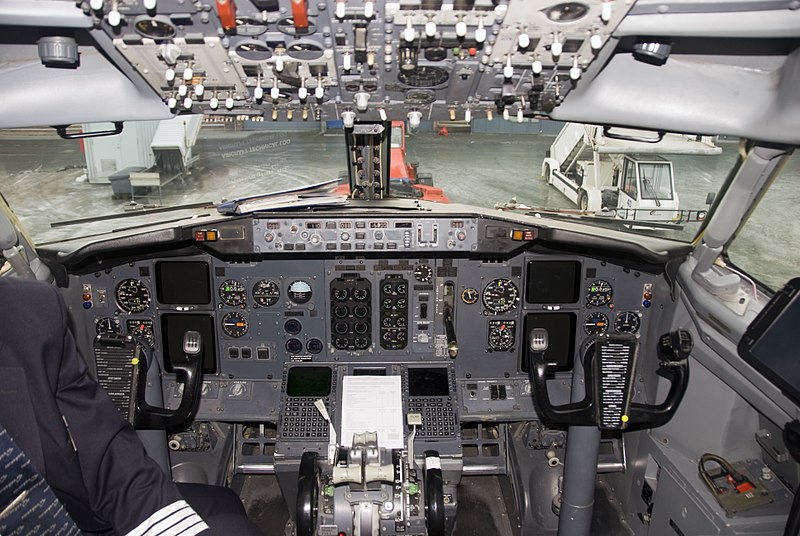 Файл:Cockpit of 737-300 LN-KKU.jpg