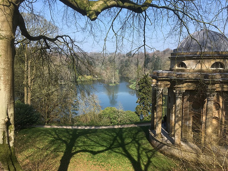 Archivo:GardenLake ApolloTemple Stourhead.jpg