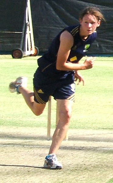 File:Julie Hunter bowling 3.jpg