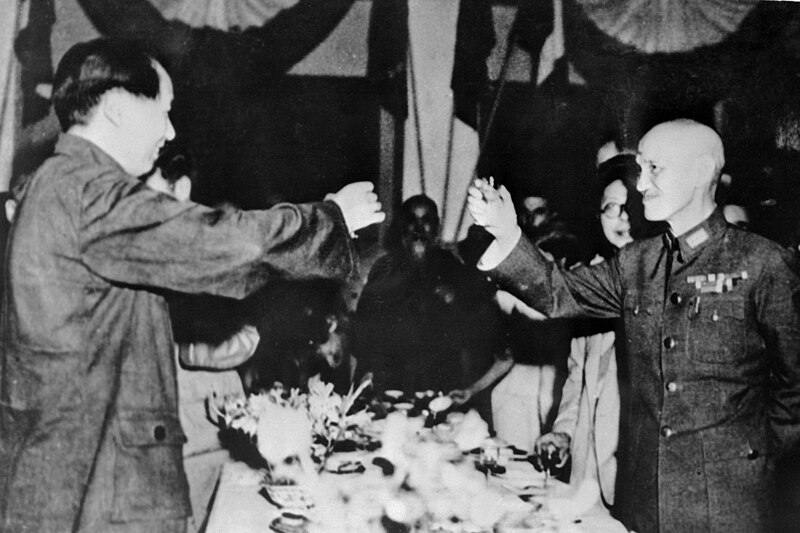 Archivo:1945 Mao and Chiang.jpg