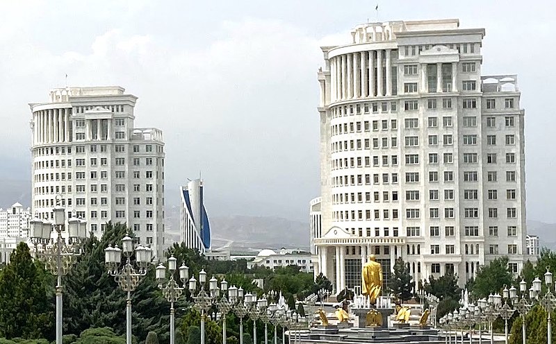 Файл:Ashgabat apartment blocks2.jpg