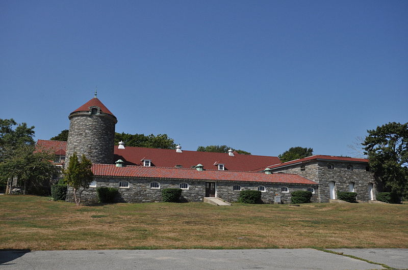 File:BristolRI ColtStatePark MainBuilding.jpg