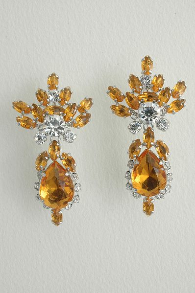 Файл:Costume Jewelry.jpg