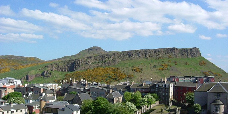 Archivo:Edinburgh Salisbury Crags 2004-05-18.jpg