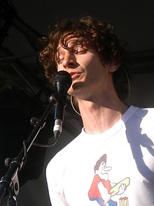 Wally De Backer (as Gotye) performing at the Wollongong Botanical Gardens in March 2008