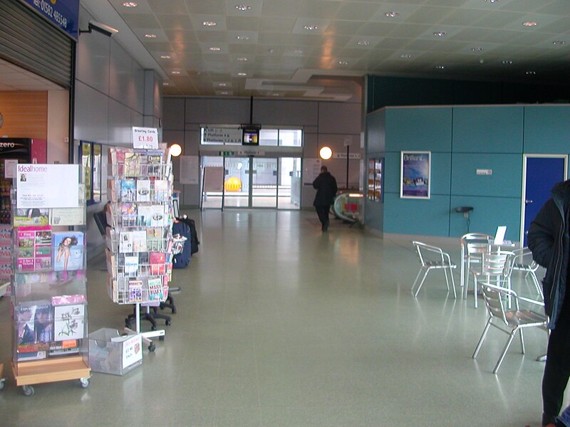 File:Luton AP Concourse.jpg