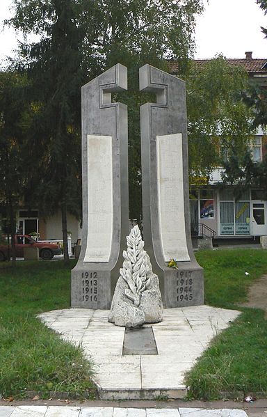 File:Perushtitsa-war-monument.jpg