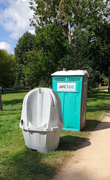 File:Urinoir et WC mobiles.jpg