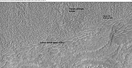 Ampliación de derrubios frontales lobulados de la meseta de la imagen previa. La imagen muestra un tipo de relieve conocido como terreno cerebral de células abiertas y terreno cerebral de células cerradas, que es el fromato más común. Se cree que el terreno cerebral de células abiertas contiene un núcleo de hielo.