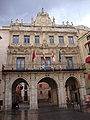 Casa consistorial de Cuenca, sobre unos soportales diáfanos.