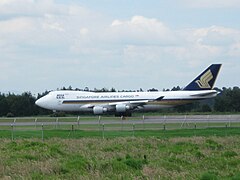 Boeing 747 de Singapore Airlines en vuelo de carga regular al dorado.