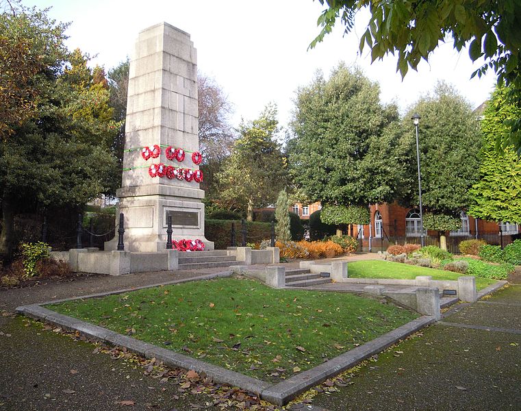 File:Cenotaph Aldershot Gardens 2016.jpg