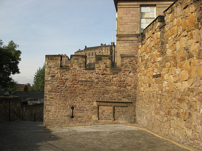 File:Edinburgh Town Walls 011.jpg