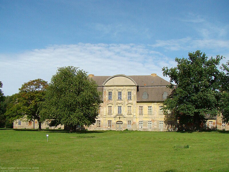 Файл:Kummerowamsee-schloss.jpg