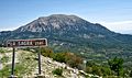 Pico de La Sagra con la vegetación en el pie de monte.