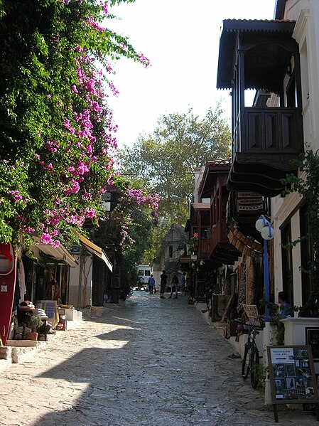 Файл:A street in Kaş.jpg