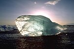 Bloque de hielo en una playa cerca de Jökulsárlón