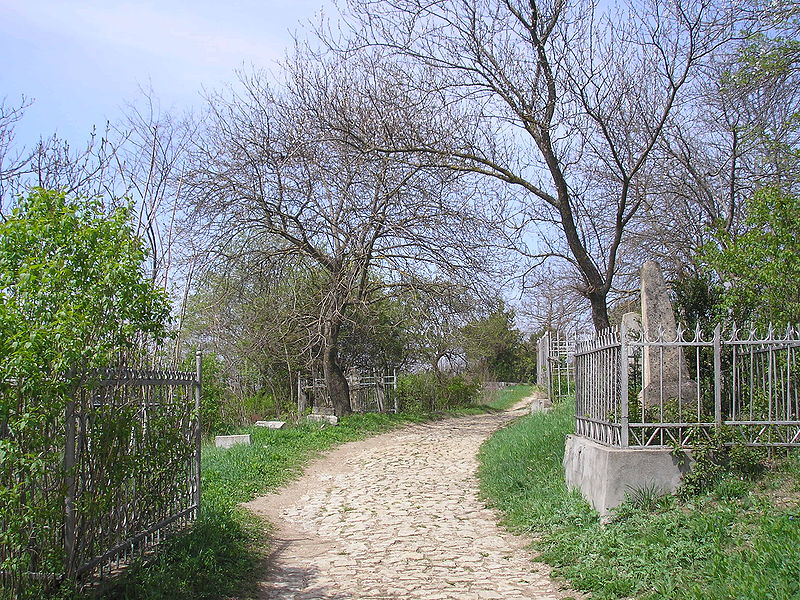 Файл:Pyatigorsk Necropolis.JPG