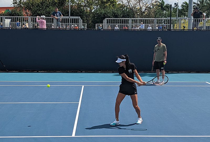 File:RaducanuMiamiOpenPractice (cropped).jpg