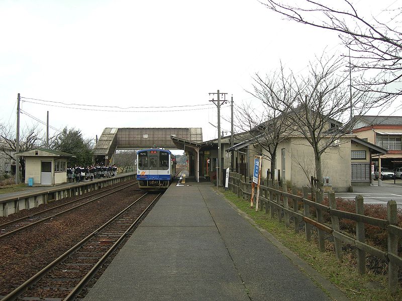 File:TATSURUHAMA-station-Platform-20100306.jpg