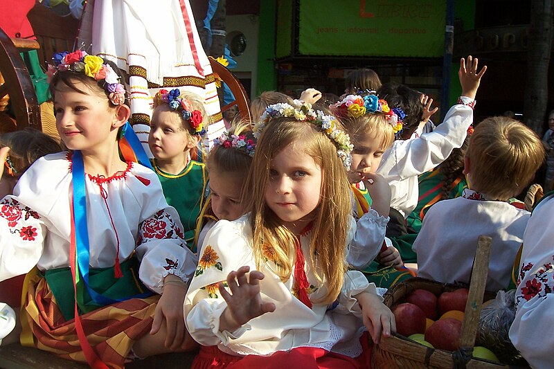 Файл:Ucranianos-Desfile-Fiesta-Inmigrante-Obera.JPG