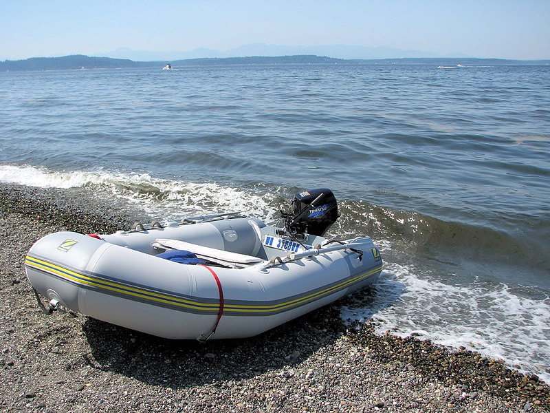 Archivo:Zodiac on the beach.jpg