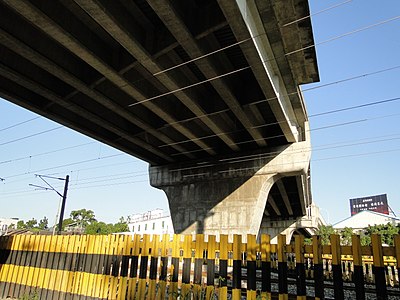 台鐵路軌與松竹路交叉的松竹陸橋，拆除後為平交道，高架化通車後成平面道路