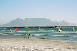 Montaña de la Mesa y Ciudad del Cabo vistos desde Bloubergstrand.