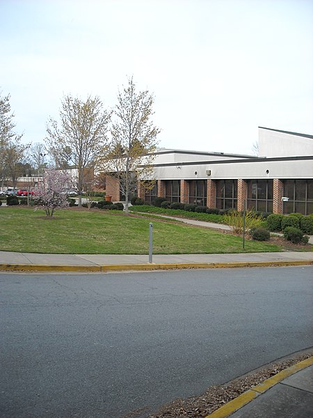 File:Campbell high westmain front.JPG