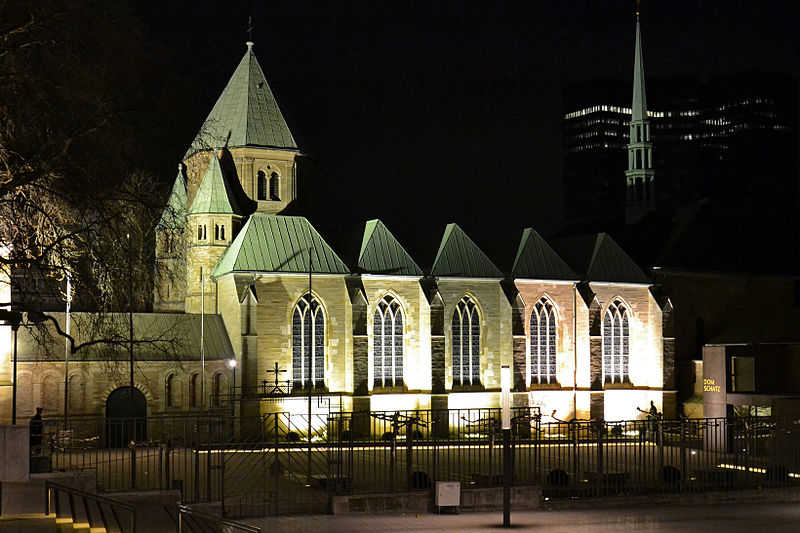 File:Essener Dom am Abend.jpg