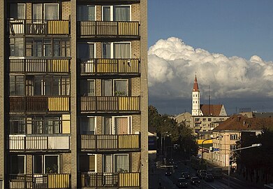 Edificios residenciales con la catedral al fondo.