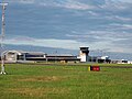 Zona de operaciones con la terminal y torre de control detrás.