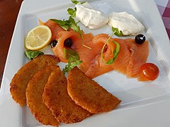 Salmon with cream horseradish and Kartoffelpuffer