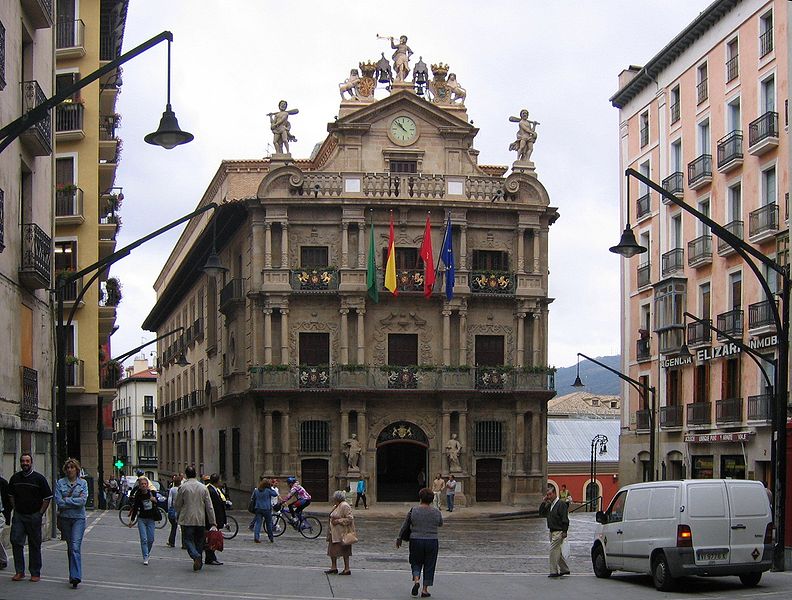 File:Pamplona Rathaus 2005.jpg