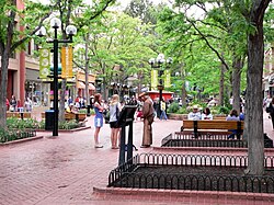 波德市中心的珍珠街購物中心（英語：Pearl Street Mall）