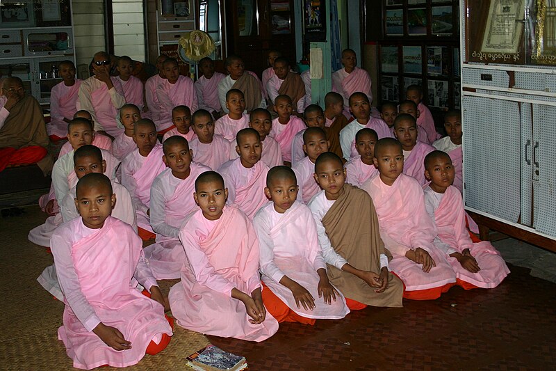 Archivo:Zhaya Theingyi-Sagaing-Myanmar-14-Nonnenchor-2006-gje.jpg