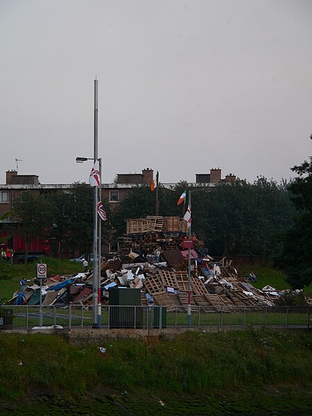 File:Irish flags on bonfire.jpg