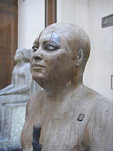 El Alcalde del Pueblo, escultura de madera e incrustaciones hallada en la mastaba de Kaaper en Saqqara. Representa a este noble de la V dinastía