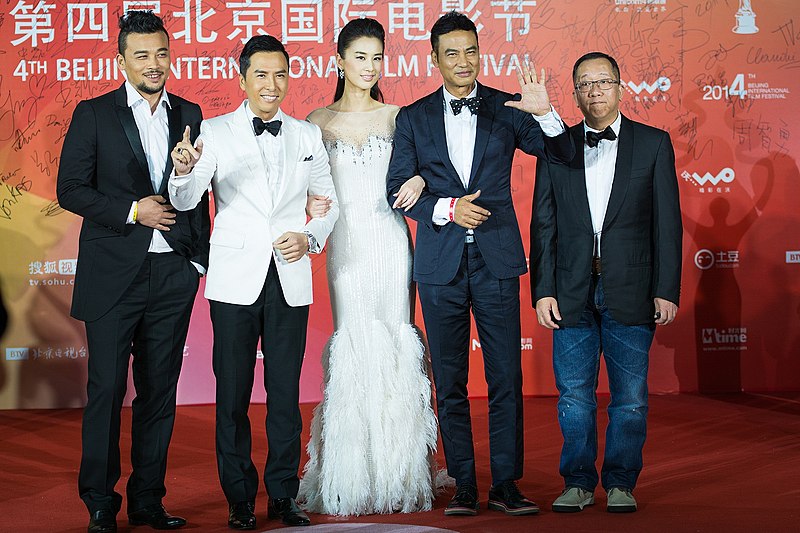 File:电影《冰封：重生之门》剧组亮相，甄子丹、黄圣依、任达华等现身红毯。.jpg