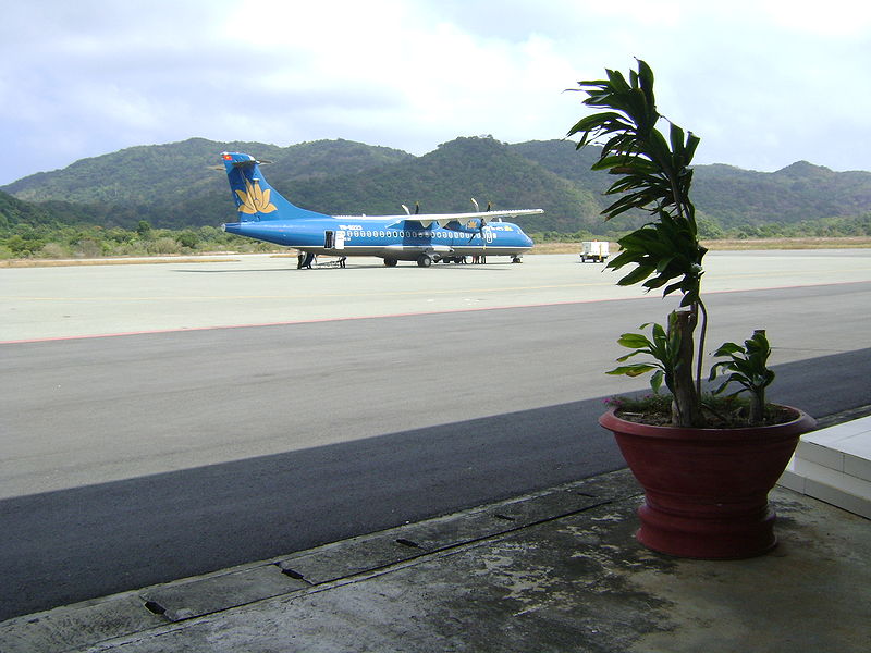 File:ATR72-200 at Co Ong.jpg