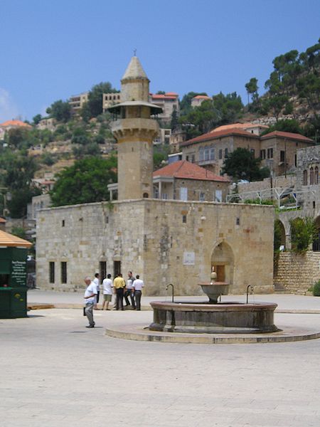 File:DeirAlQamar-FakhredineMosque.jpg