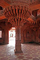 Pilar central del Diwan-i-Khas (sala de audiencias privadas) del Fuerte de Akbar en Fatehpur Sikri (1569-1585).