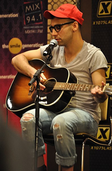 Archivo:Antonoff at Radio Station.jpg