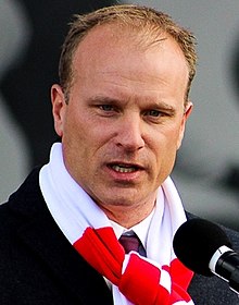 Dennis Bergkamp 2014 (cropped).jpg